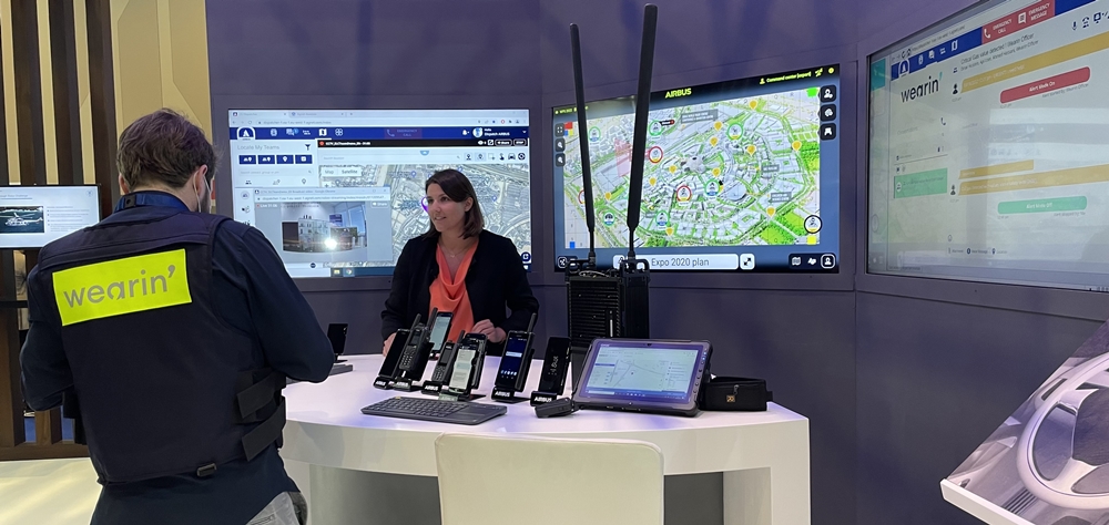 Airbus’ stand, World Police Summit in Dubai, March 14-17, 2022: Wearin’s solution is integrated into Airbus’ Tactilon Agnet (monitoring and situational awareness dashboards in the background).